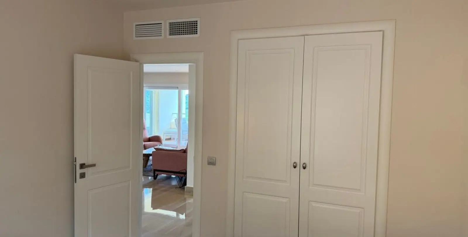 Sale of middle floor apartment in Mijas Costa 30