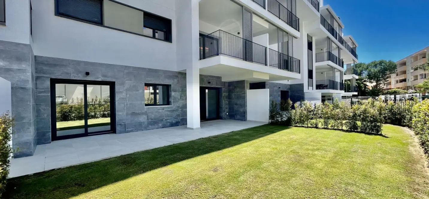 Venta de apartamento en planta baja en Estepona 0