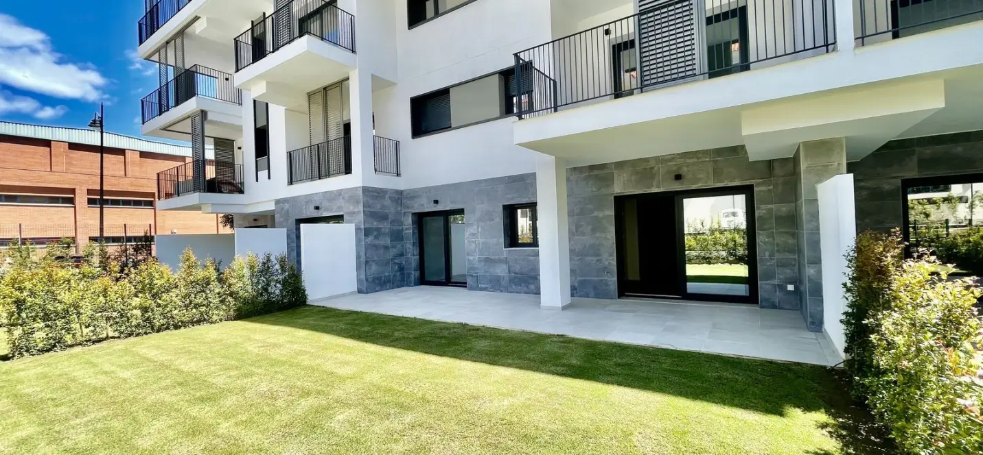 Venta de apartamento en planta baja en Estepona 1