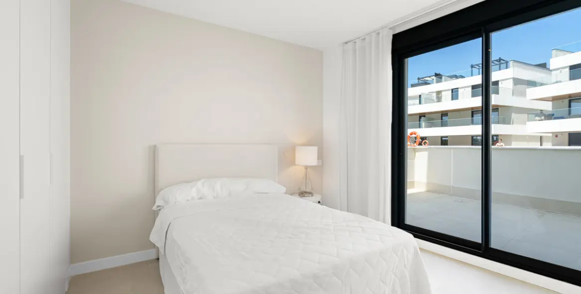 Sale of middle floor apartment in Selwo 10