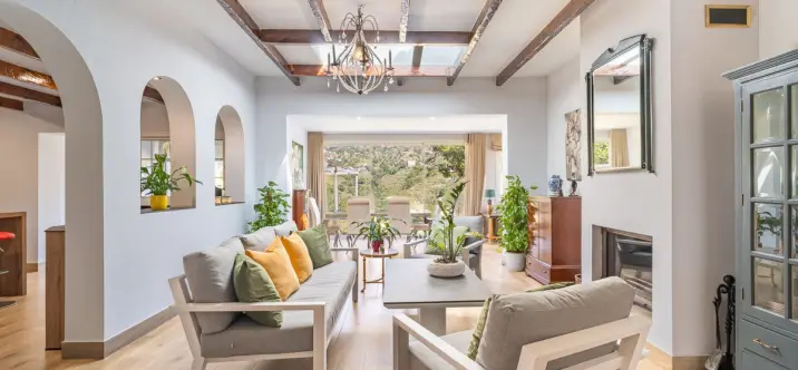 Продажа  отдельно стоящей виллы в Mijas 0