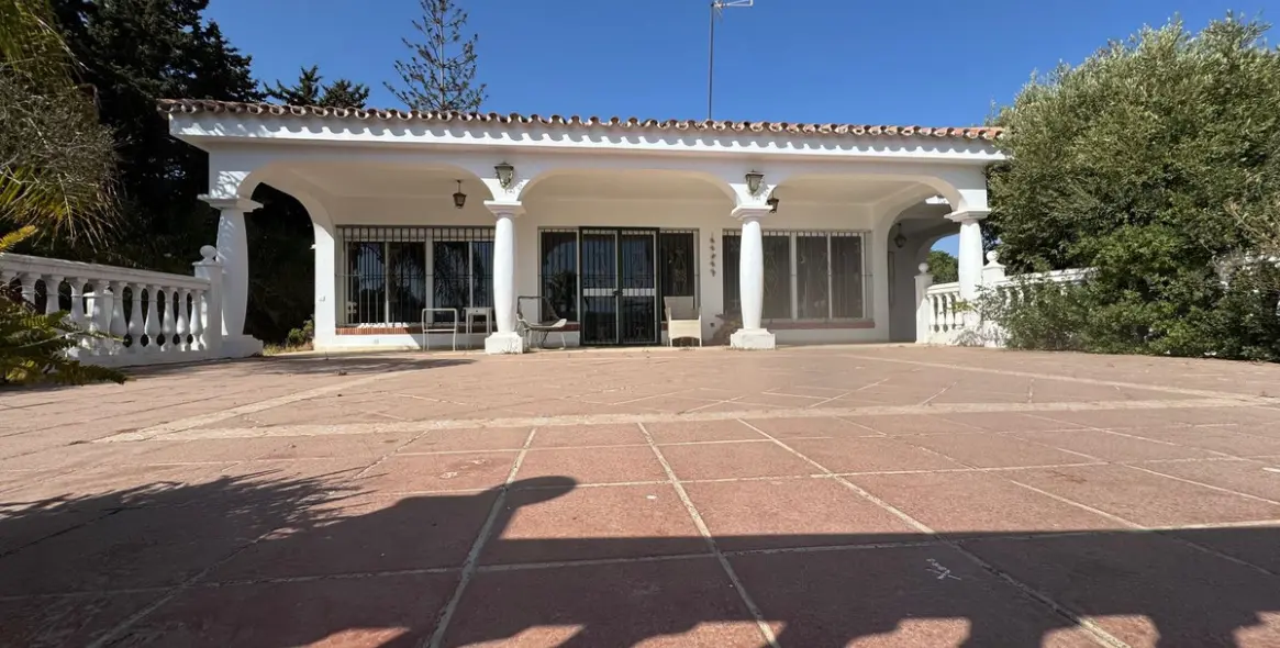 Продажа  отдельно стоящей виллы в Estepona 1