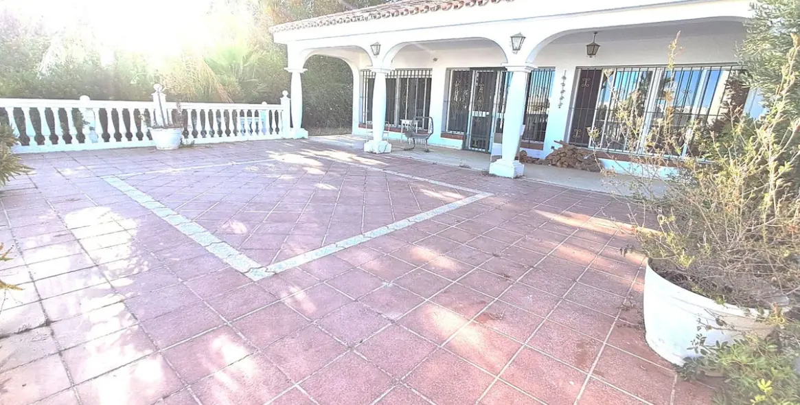 Продажа  отдельно стоящей виллы в Estepona 18