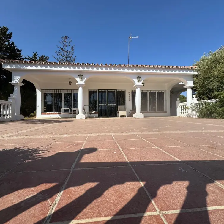 Sale of detached villa in Estepona