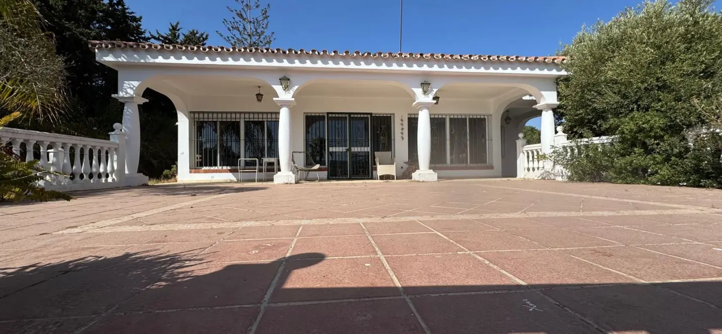 Sale of detached villa in Estepona 0