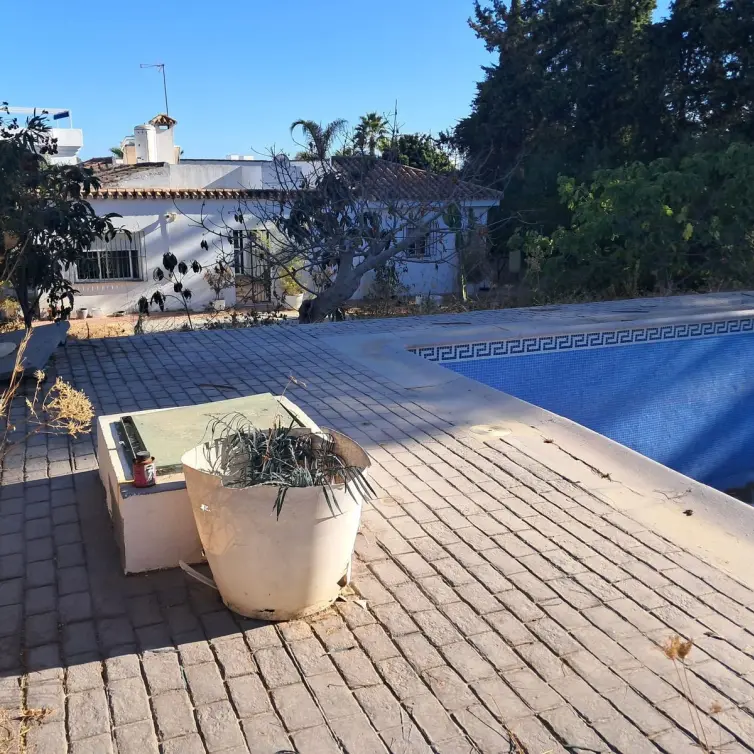 Sale of detached villa in Estepona
