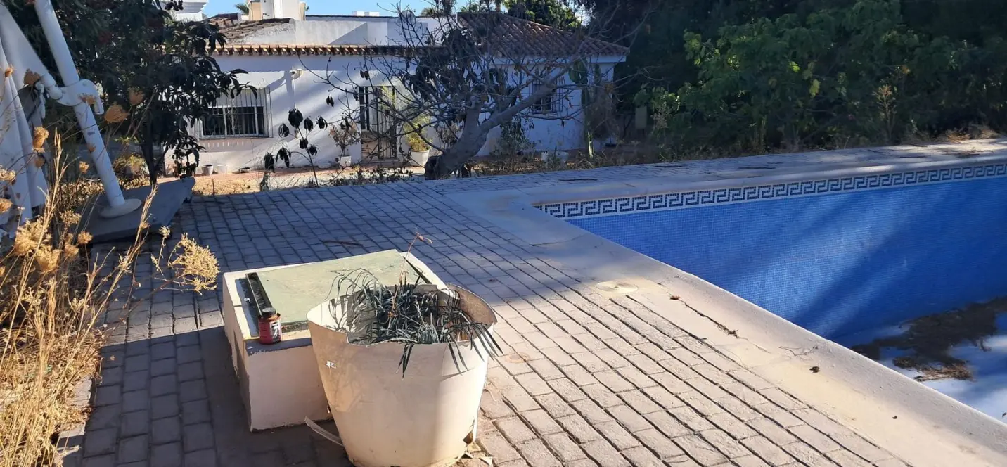 Sale of detached villa in Estepona 1