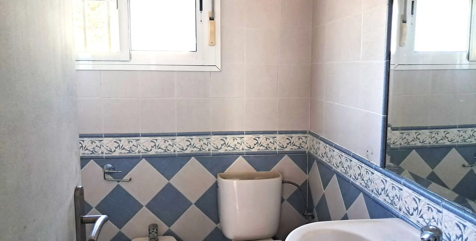 Sale of detached villa in Estepona 16