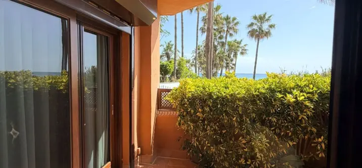 Venta de apartamento en planta baja en New Golden Mile 4