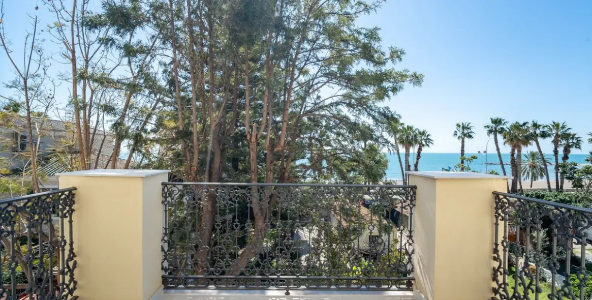 Sale of penthouse duplex in Monte Sancha 6