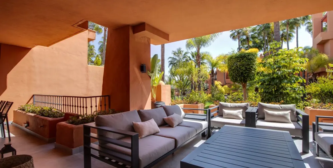 Sale of ground floor apartment in Puerto Banús 10