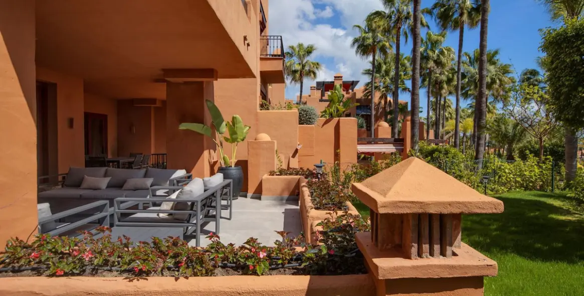 Sale of ground floor apartment in Puerto Banús 11