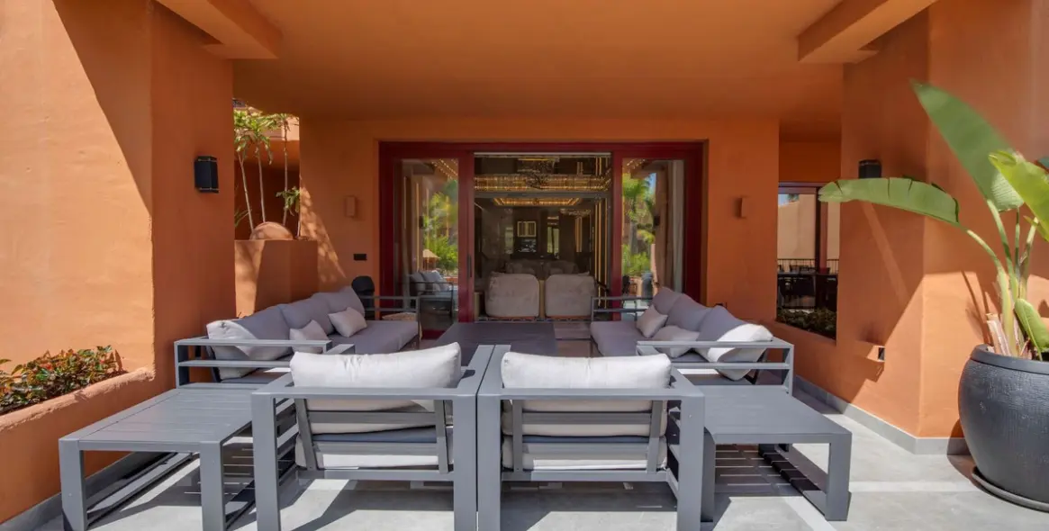 Sale of ground floor apartment in Puerto Banús 12