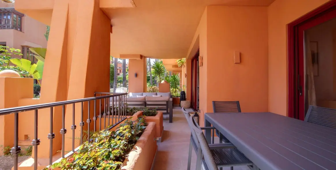 Sale of ground floor apartment in Puerto Banús 21
