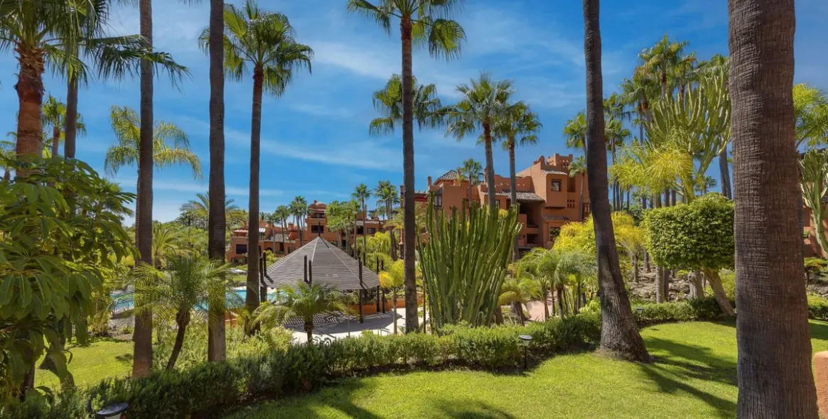 Sale of ground floor apartment in Puerto Banús 39