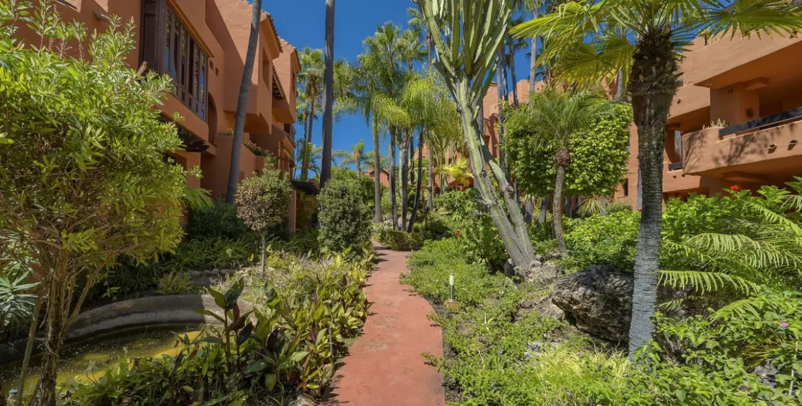 Sale of ground floor apartment in Puerto Banús 41