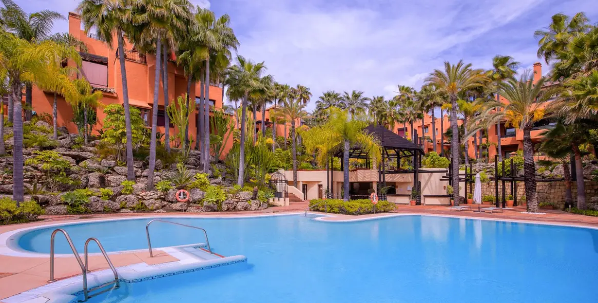 Sale of ground floor apartment in Puerto Banús 48