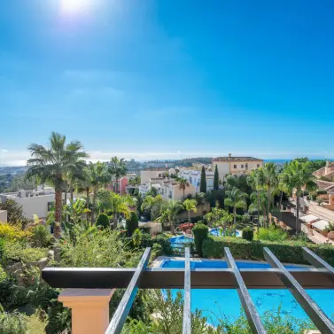 Sale of middle floor apartment in Nueva Andalucía