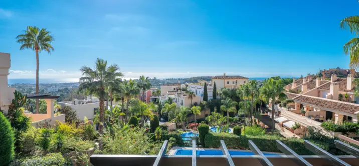 Sale of middle floor apartment in Nueva Andalucía 0