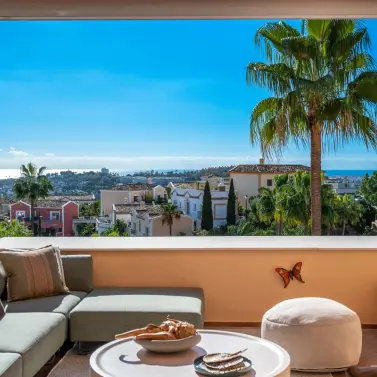 Sale of middle floor apartment in Nueva Andalucía