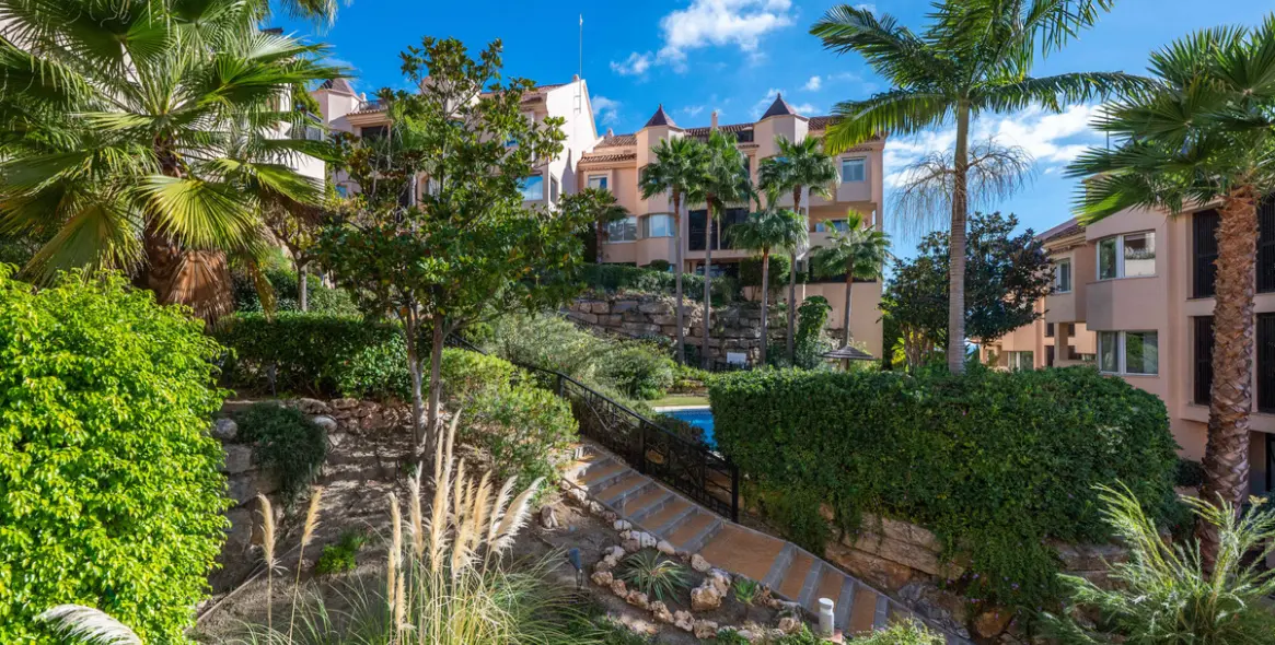 Sale of middle floor apartment in Nueva Andalucía 19