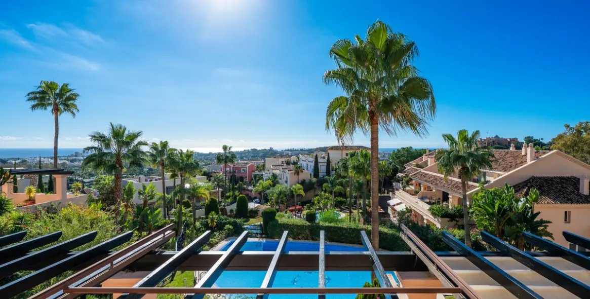 Sale of middle floor apartment in Nueva Andalucía 53