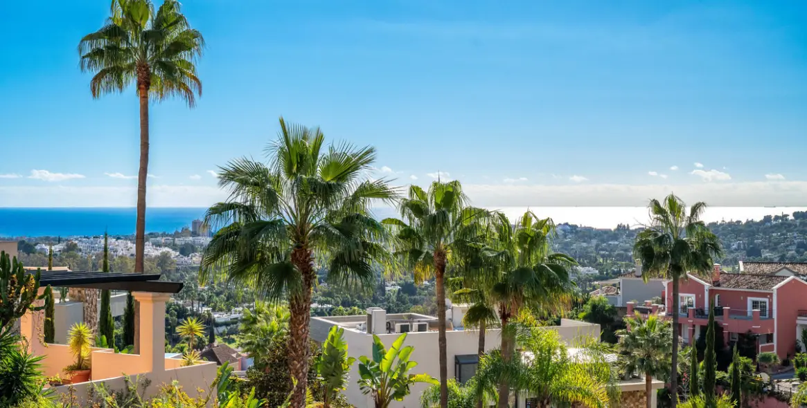 Sale of middle floor apartment in Nueva Andalucía 54