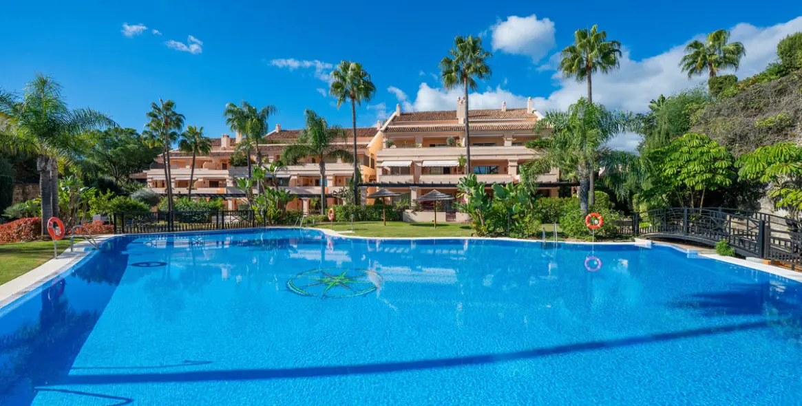 Sale of middle floor apartment in Nueva Andalucía 71