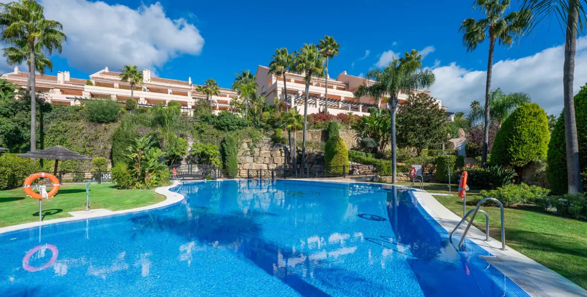 Sale of middle floor apartment in Nueva Andalucía 72