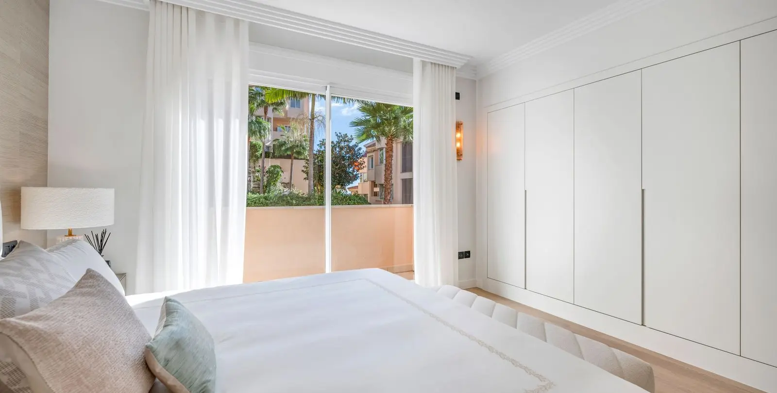 Sale of middle floor apartment in Nueva Andalucía 21