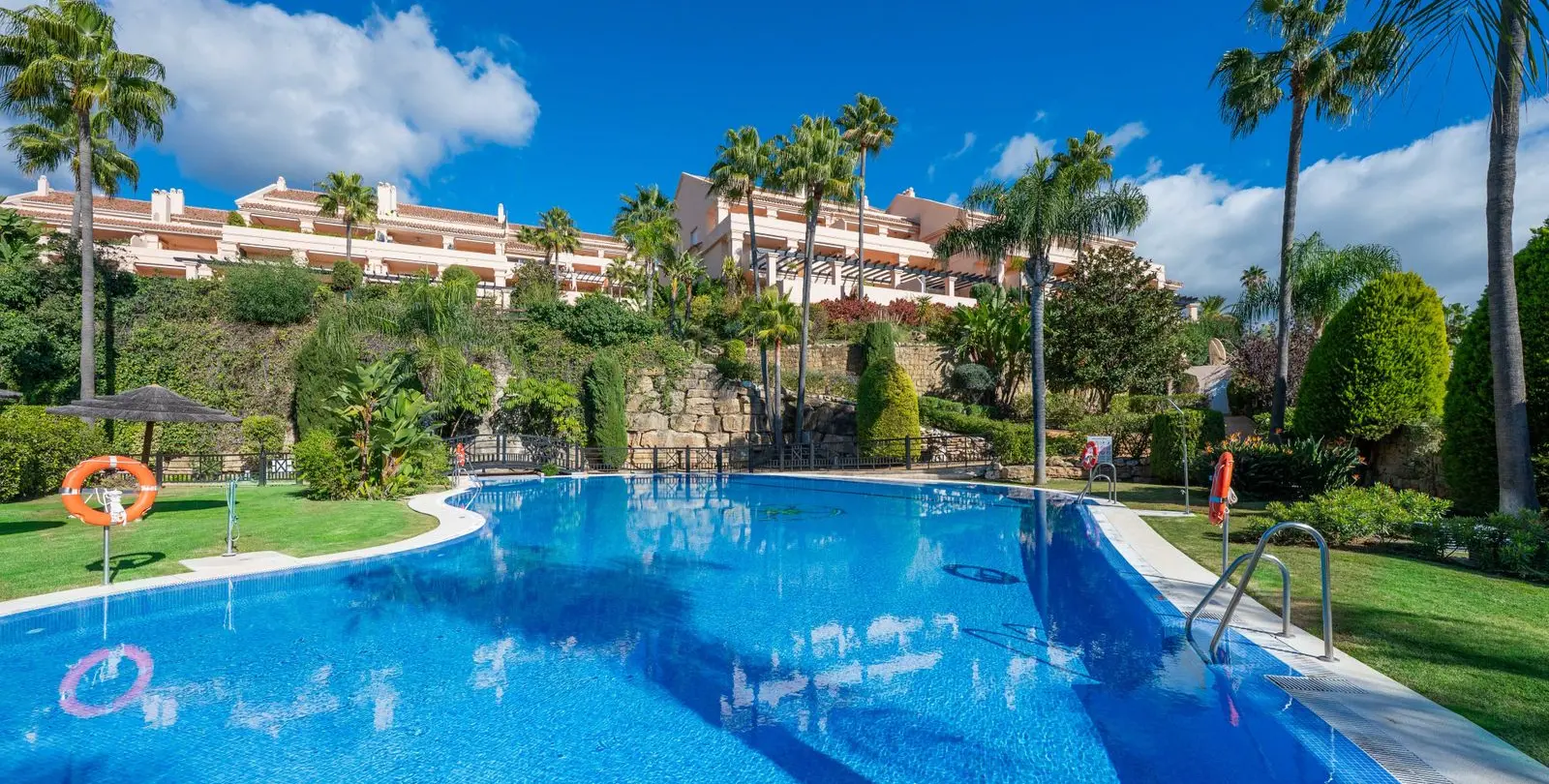Sale of middle floor apartment in Nueva Andalucía 50