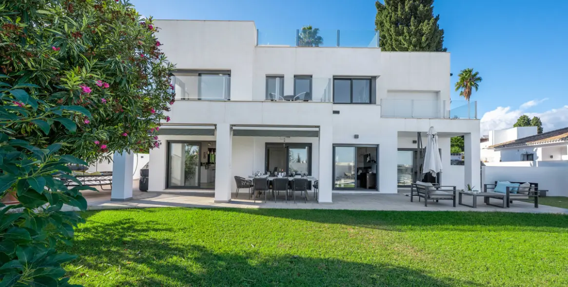 Sale of detached villa in Nueva Andalucía 1