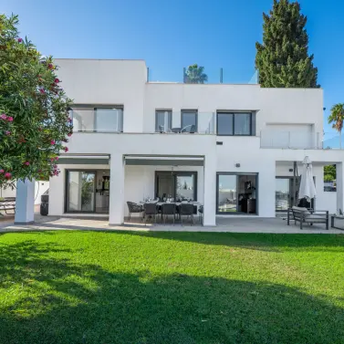 Sale of detached villa in Nueva Andalucía