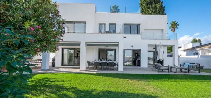 Sale of detached villa in Nueva Andalucía 0
