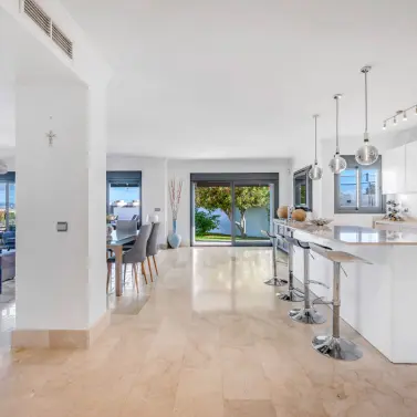 Sale of detached villa in Nueva Andalucía