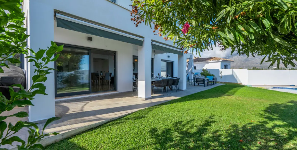 Sale of detached villa in Nueva Andalucía 11