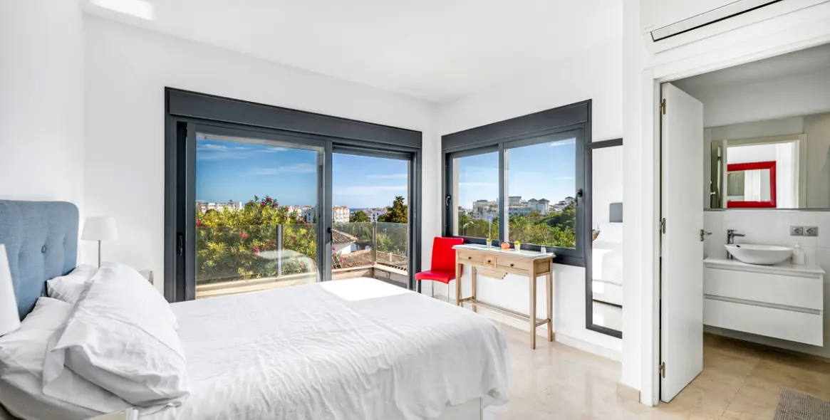 Sale of detached villa in Nueva Andalucía 16