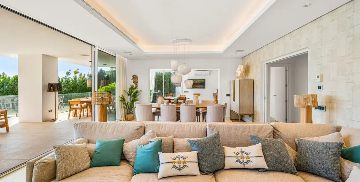 Sale of detached villa in Los Flamingos 2