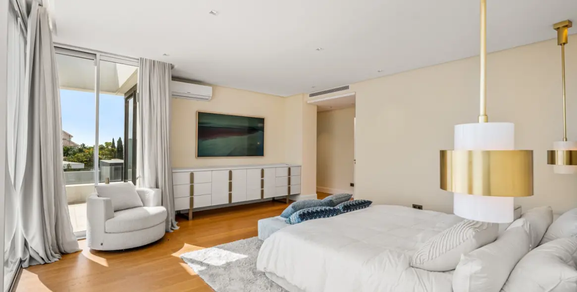 Sale of detached villa in Los Flamingos 19