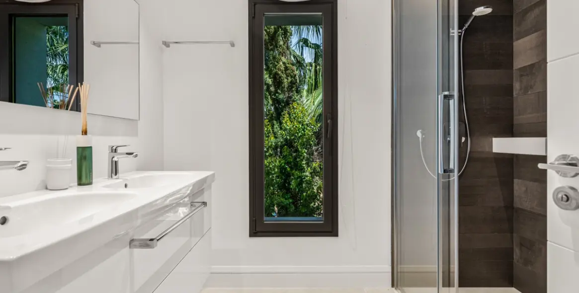 Sale of detached villa in Los Flamingos 28