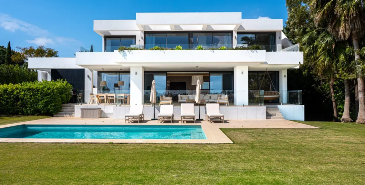 Sale of detached villa in Los Flamingos 71