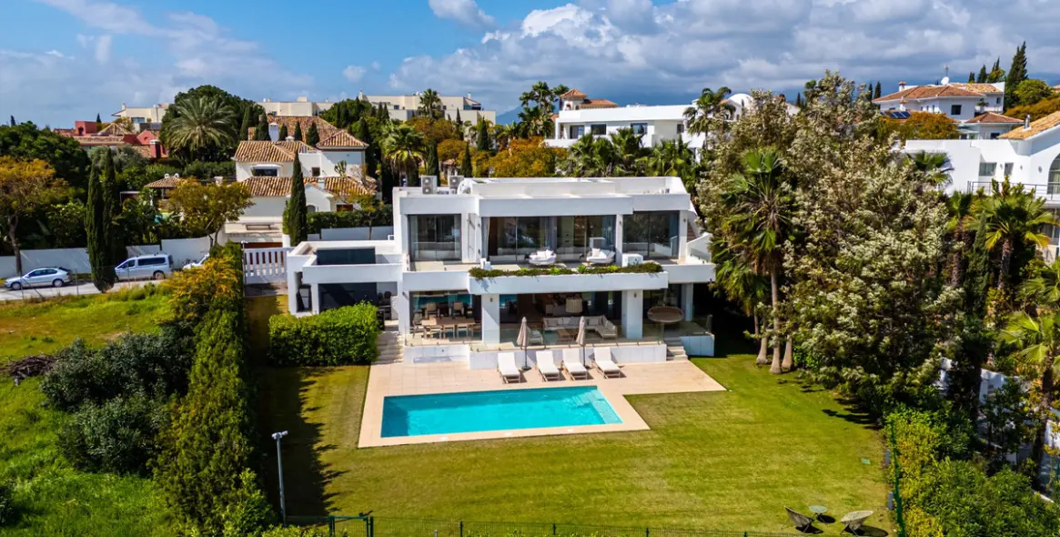 Sale of detached villa in Los Flamingos 76