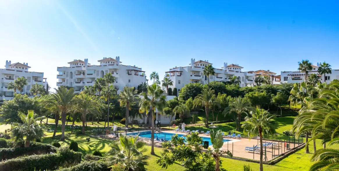 Venta de apartamento en planta media en Estepona 1