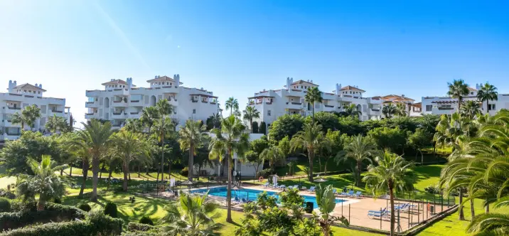 Venta de apartamento en planta media en Estepona 0