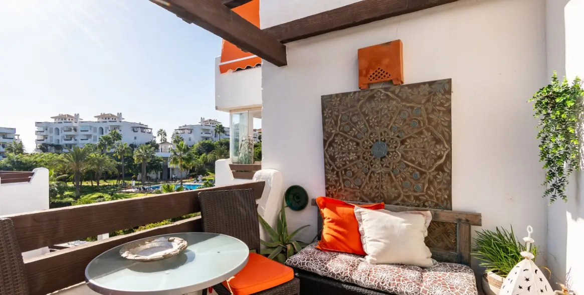 Venta de apartamento en planta media en Estepona 7