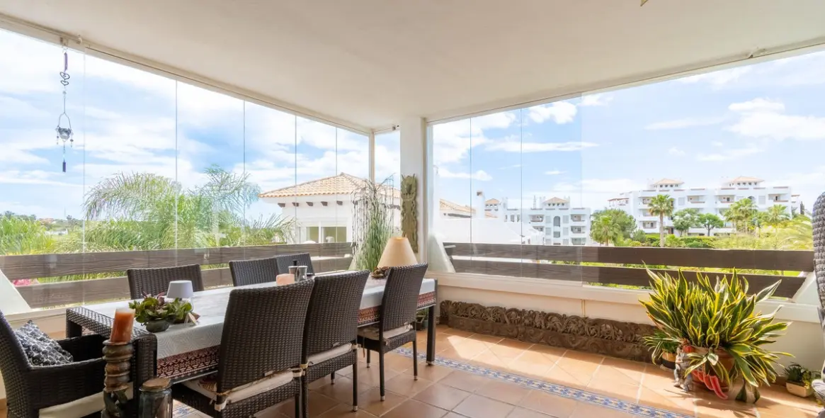 Venta de apartamento en planta media en Estepona 11