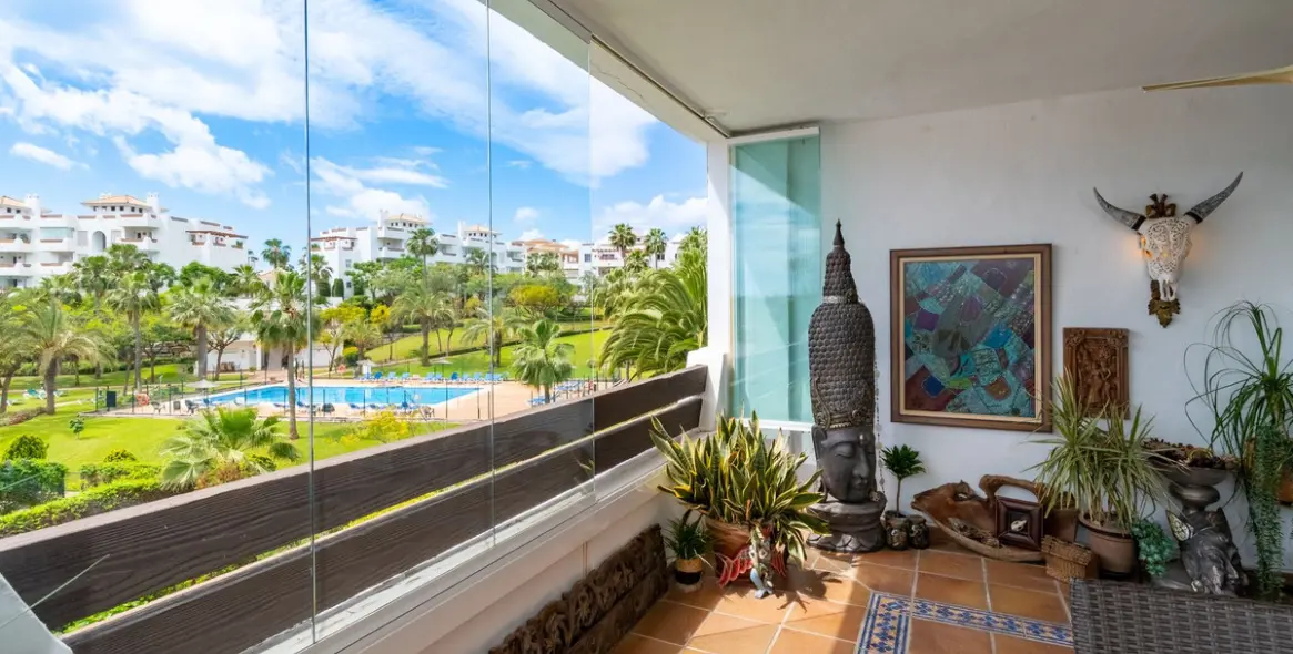 Venta de apartamento en planta media en Estepona 12