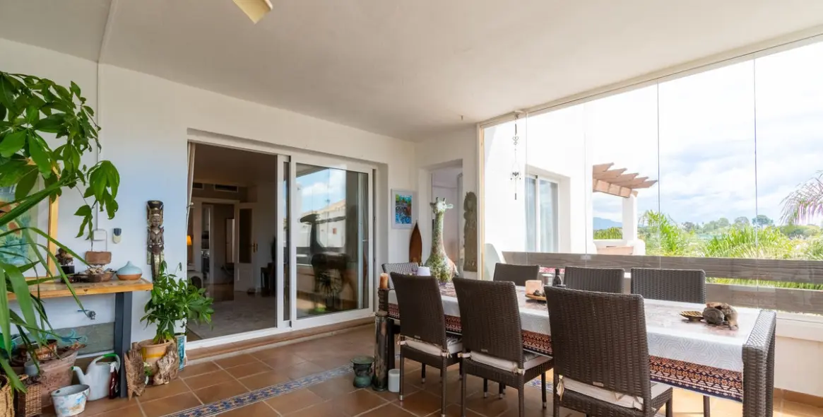 Venta de apartamento en planta media en Estepona 13