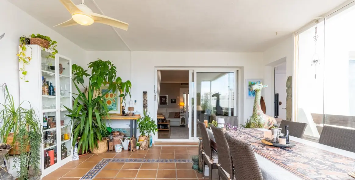 Venta de apartamento en planta media en Estepona 14
