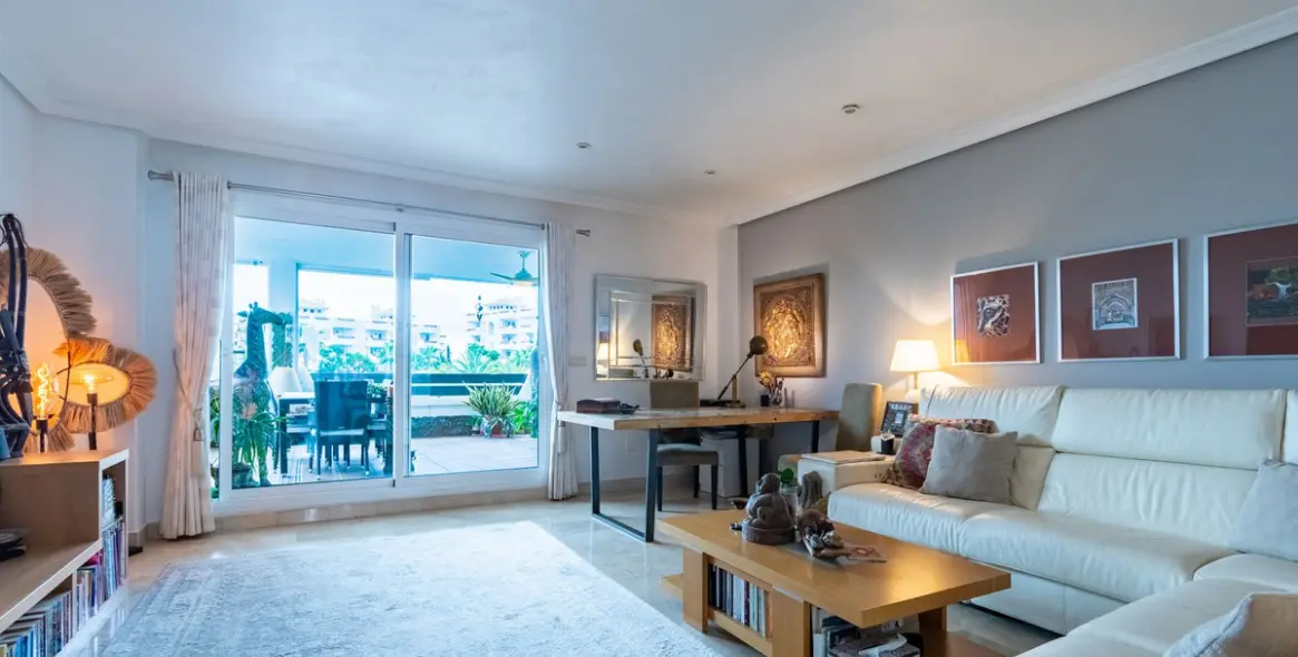 Venta de apartamento en planta media en Estepona 15